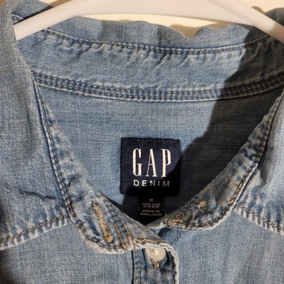 GAP Women's Denim Light Wash Button Up Long Sleeve Shirt sz M GUC - Picture 5 of 9